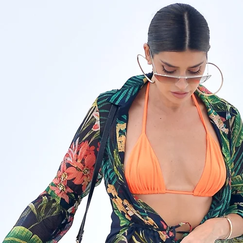 Καφτάνι ή παρεό; Τα νέα σχέδια της Zara που θα κάνουν update στο beachwear