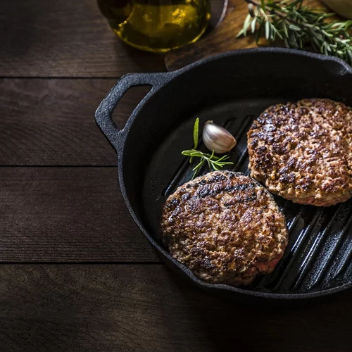 Τα πιο αφράτα και ζουμερά μπιφτέκια | Η συνταγή για να μην σου βγαίνουν στεγνά