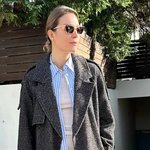 Ο σοφιστικέ τρόπος για να φορέσεις το τζιν παντελόνι την άνοιξη σύμφωνα με τη Βίκυ Καγιά