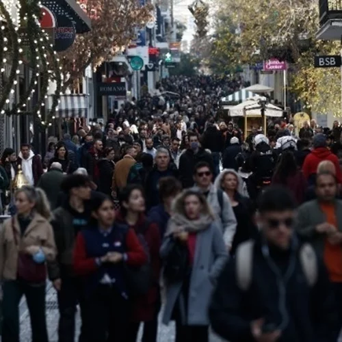 Επέστρεψε το εορταστικό ωράριο στα καταστήματα