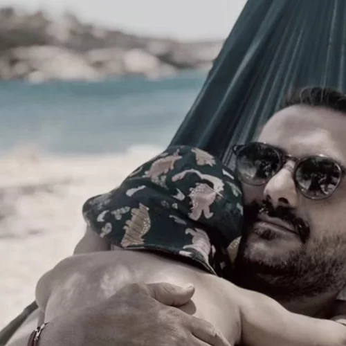 Ο Λεωνίδας Κουτσόπουλος παίζει πιάνο με τον γιο του, Κίμωνα | Το αγαπημένο του παιδικό τραγούδι