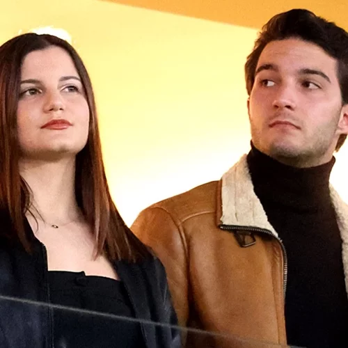 Αλέξανδρος και Αλίκη Καραμανλή στο γήπεδο στο πλευρό του πατέρα τους, Κώστα Καραμανλή