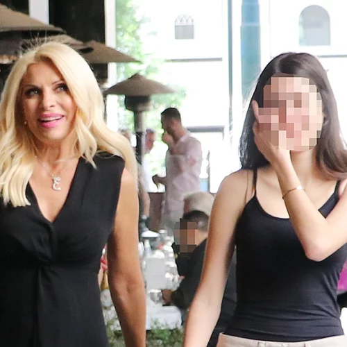 Στη βάφτιση της Λάουρας Λάτσιου | Σαν πριγκίπισσα στην αγκαλιά της μητέρας της, Ελένης Μενεγάκη