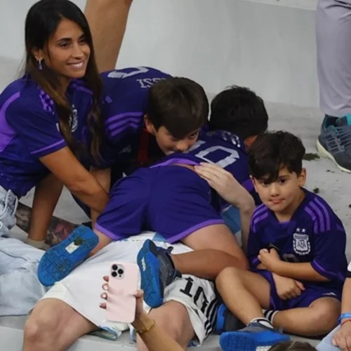 Ο Μessi χάθηκε στην αγκαλιά των παιδιών του μετά τον θρίαμβο - Τα δάκρυα της μητέρας του και η τρυφερή αγκαλιά [εικόνες - βίντεο]