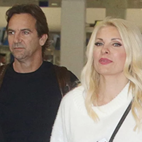 Ελένη Μενεγάκη & Μάκης Παντζόπουλος με ασορτί sneakers στο αεροδρόμιο