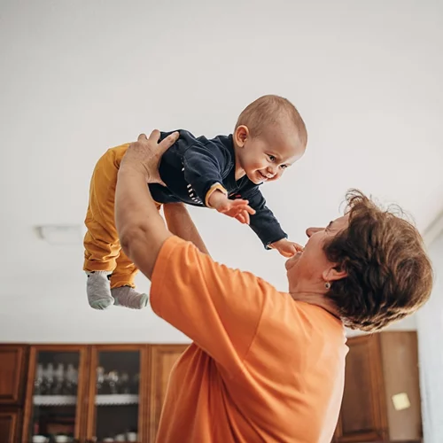 Πανελλαδική εφαρμογή των "Νταντάδων της Γειτονιάς" με ενίσχυση έως 500 ευρώ τον μήνα