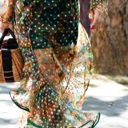 Σου βρήκαμε στα Mango την τσάντα που έχουν λατρέψει Emily Ratajkowski και Hailey Bieber