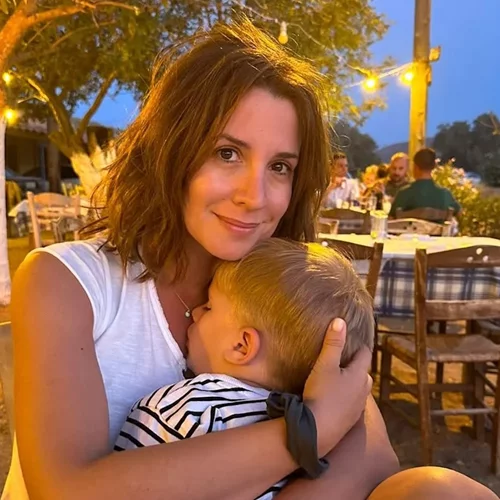 Στην κουζίνα με τον γιο της η Νίκη Λυμπεράκη | Το γλυκό που έφτιαξαν είναι ό,τι χρειάζεσαι για τις απογευματινές λιγούρες