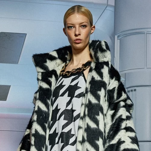 Τo pied de poule σετ από τη Mango που οφείλει να έχει κάθε γυναίκα στην φθινοπωρινή γκαρνταρόμπα της