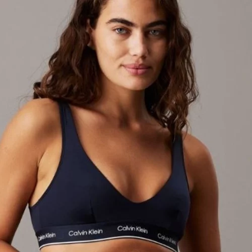 The Art of Understated Glamour | Τα ωραιότερα μαγιό και resort pieces από τη συλλογή Calvin Klein SS25 που θα ορίσουν τις εμφανίσεις σου