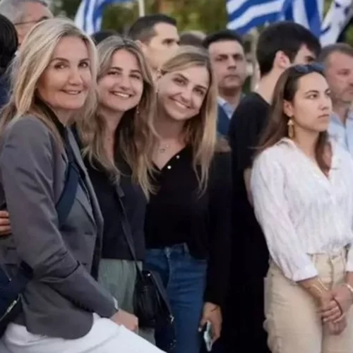 Μαρέβα Γκραμπόφσκι | Η τρυφερή φωτογραφία με τις κόρες της στην ομιλία του Κυριάκου Μητσοτάκη