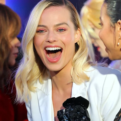Η Margot Robbie φόρεσε το αγαπημένο τζάκετ των Γαλλίδων και εμείς το βρήκαμε στη Mango