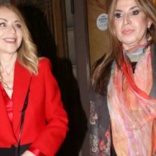 Έλλη Στάη | Η κομψή εμφάνιση στο θέατρο με τη φίλη της, Μίνα Παπαθεοδώρου Βαλυράκη