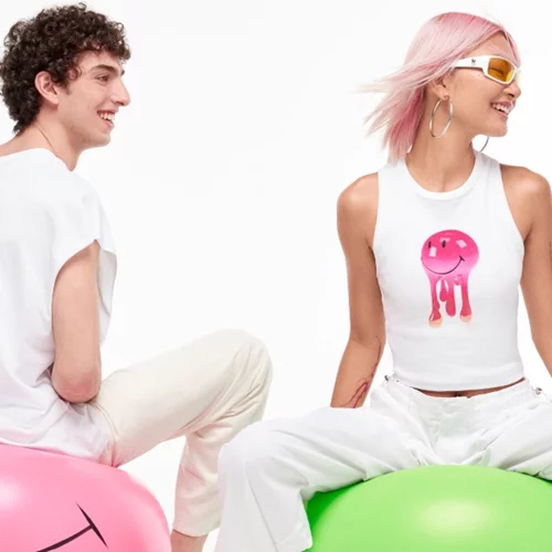 Bershka teams up with Smiley® | Η νέα phygital συλλογή στο DRESSX είναι γεγονός