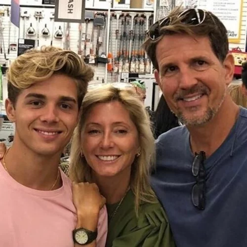 Νυχτοπερπατήματα για τον γιο της Μαρί Σαντάλ και του Παύλου| Με λαμέ σακάκι και χρυσά κοσμήματα