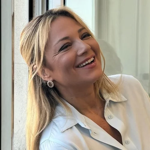 Νάνσυ Ζαμπέτογλου | Με κομψό κοστούμι στην απόχρωση που θα ορίσει τα looks του καλοκαιριού