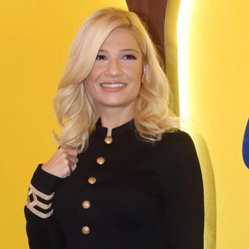 Η Φαίη Σκορδά με το ιδανικό φόρεμα για το γραφείο αλλά και την έξοδο για after work drinks