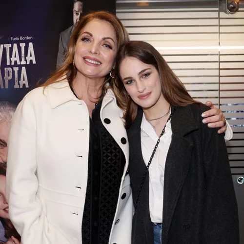 Η Άντζελα Γκερέκου έχει γενέθλια | Η τούρτα έκπληξη που της έκανε η κόρη της, Μαρία Βοσκόπουλου μετά τη θεατρική παράσταση