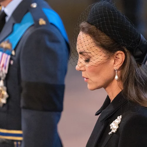 Kate Middleton | Αυτός είναι ο πραγματικός λόγος για τον οποίο φόρεσε βέλο στην κηδεία της βασίλισσας Ελισάβετ