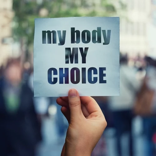 Οι ΗΠΑ φλέγονται | Θύελλα αντιδράσεων για την κατάργηση του δικαιώματος στις αμβλώσεις