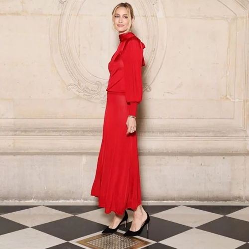 Η Beatrice Borromeo με κόκκινο σατινέ φόρεμα στο fashion show υψηλής ραπτικής του οίκου Dior