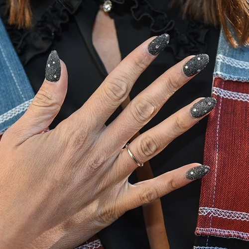 10 λαμπερά μανικιούρ που θα κάνουν ακόμα πιο glamorous τις γιορτινές εμφανίσεις σου