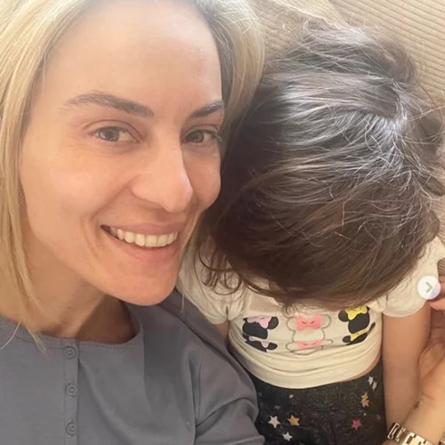 Ελεονώρα Μελέτη | Η κόρη της περπατά με τα ψηλοτάκουνα παπούτσια της: "Τα φοράω πιο καλά από εσένα"