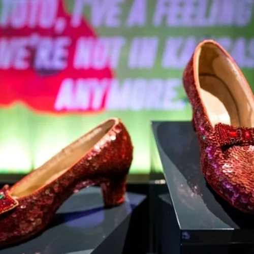 Τα ρουμπινί γοβάκια από την ταινία "Ο Μάγος του Οζ" σε παγκόσμια περιοδεία