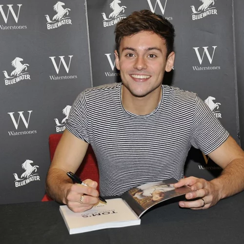 Ο Tom Daley λανσάρει σειρά πλεκτών ρούχων μετά το viral βίντεο στους Ολυμπιακούς Αγώνες