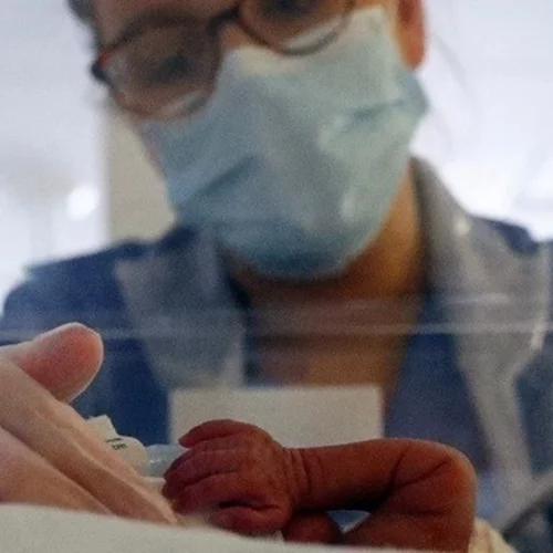 Σε διαρκή πτώση οι γεννήσεις στην Ελλάδα