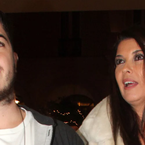 Σοφία Αλιμπέρτη | Φωτογραφίζει τον μεγαλύτερο γιο της, Μιχαήλ Βαρθακούρη, στην Πάρο