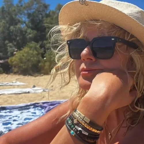 Στιγμές ξεγνοιασιάς στην Πάρο για την Αγγελική Νικολούλη - Το total black look της