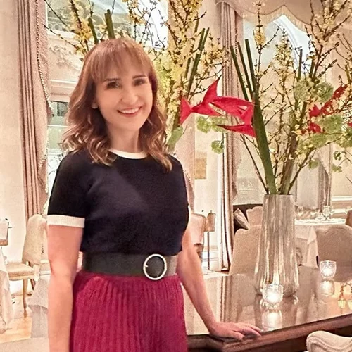 Μάρα Ζαχαρέα | Με αέρινο ριγέ φόρεμα στα κυκλαδίτικα σοκάκια