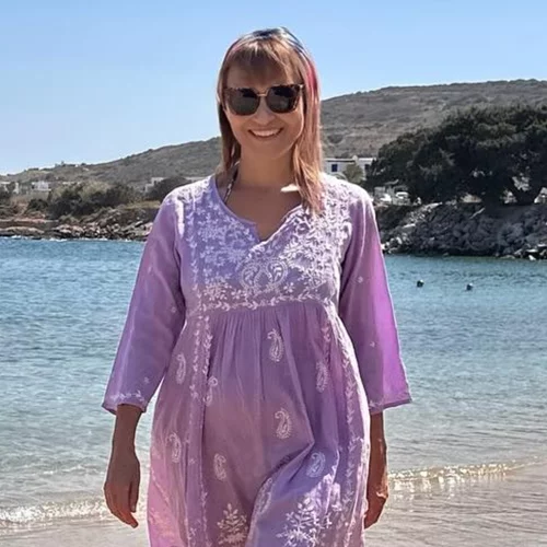 Η Μάρα Ζαχαρέα σε γνωστή παραλία της Πάρου | Φόρεσε το μπικίνι που αναδεικνύει το μαύρισμά της