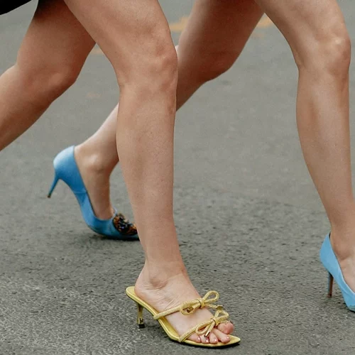 Τα πεντικιούρ που υιοθετούν τώρα όλες οι fashionistas άνω των 50