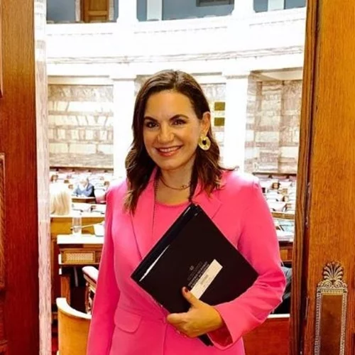 Η Όλγα Κεφαλογιάννη με maxi floral φόρεμα σε συναυλία αφιερωμένη στην ημέρα της Γυναίκας