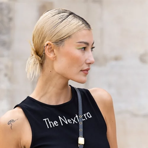 Paris Fashion Week | To πανεύκολο (και πολύ σέξι) χτένισμα για λεπτά μαλλιά που έκανε θραύση στην πασαρέλα