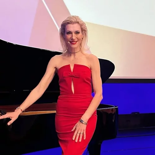 Νονά στα λευκά η Ζέτα Δούκα | Το τέλειο look αν βαφτίζεις μωρό μες στο καλοκαίρι