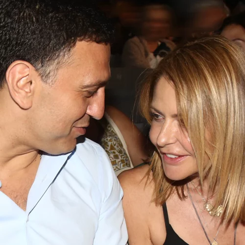 Η Τζένη Μπαλατσινού στρώνει το οικογενειακό τραπέζι - Νέο πλάνο από το παραδοσιακό σπίτι της στην Πάτμο