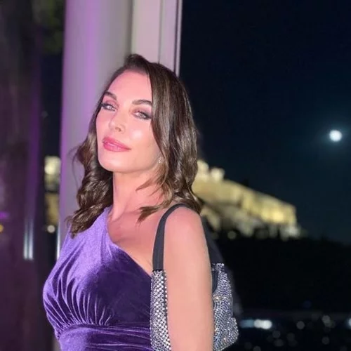 Τατιάνα Στεφανίδου  | Με μίνι βελούδινο φόρεμα σε πάρτι στο κέντρο της Αθήνας - Τα οπισθοδρομικά σχόλια