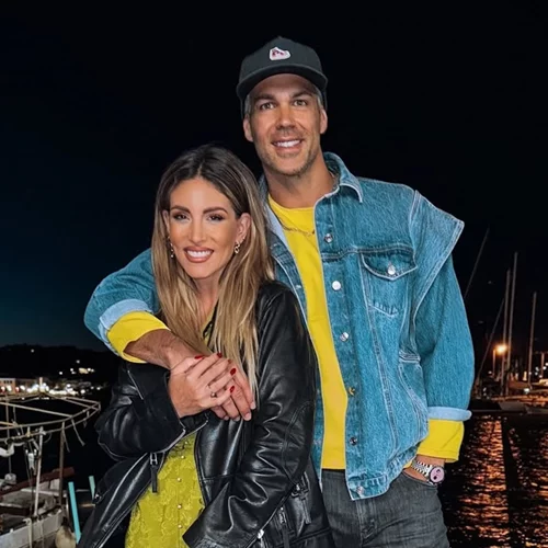 "Λιώνει για τον Μπρούνο της" | Η Αθηνά Οικονομάκου χορεύει μες στο αμάξι, ενώ ο σύντροφός της τραγουδά στα ισπανικά