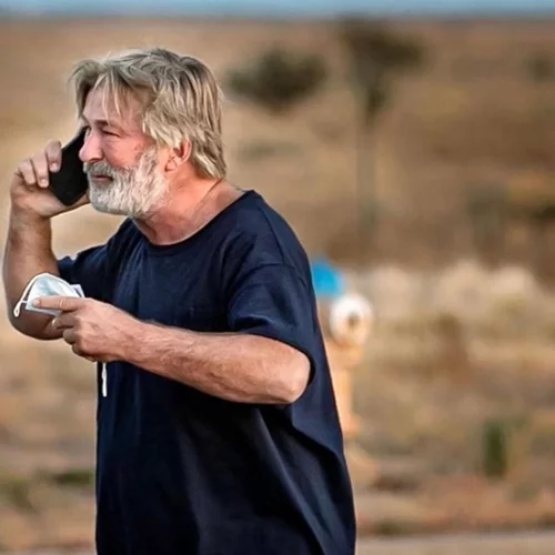 Alec Baldwin | Το βίντεο που δείχνει τον ηθοποιό να κρατάει το όπλο που σκότωσε την κινηματογραφίστρια Halyna Hutchins