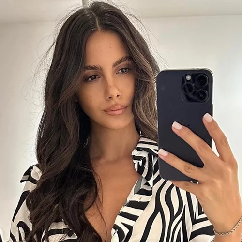 Η Αλεξάνδρα Νίκα με σορτς και crop top | Σε συναυλία με τον μικρότερο αδερφό της Παναγιώτη