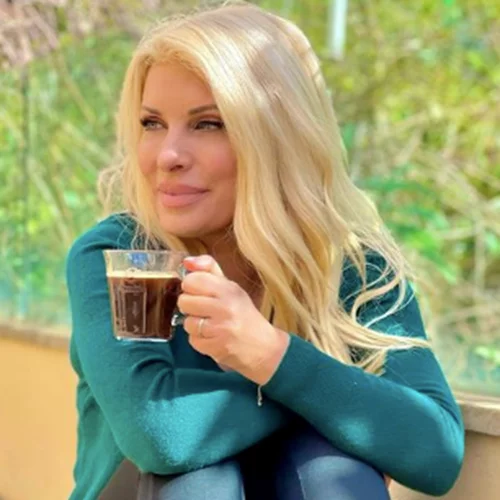 H Ελένη Μενεγάκη σε νέα στιγμιότυπα στο ολοκαίνουριο διαμέρισμά της