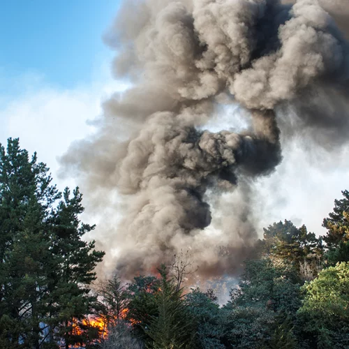 Πέραμα | Υπό έλεγχο η φωτιά επί της Λεωφόρου Σχιστού - Αποκαταστάθηκε η κυκλοφορία