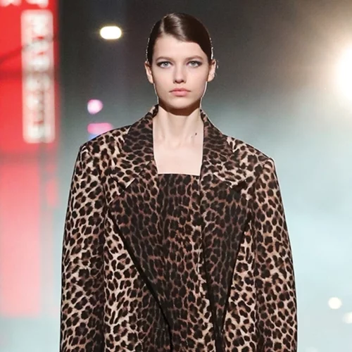 Το λεοπάρ παλτό είναι τάση και εμείς βρήκαμε το ιδανικό στη Mango