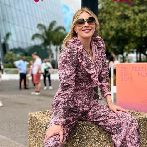 Η Σμαράγδα Καρύδη ποζάρει στην παραλία με πράσινο μπικίνι και κοιλιακούς που εντυπωσιάζουν