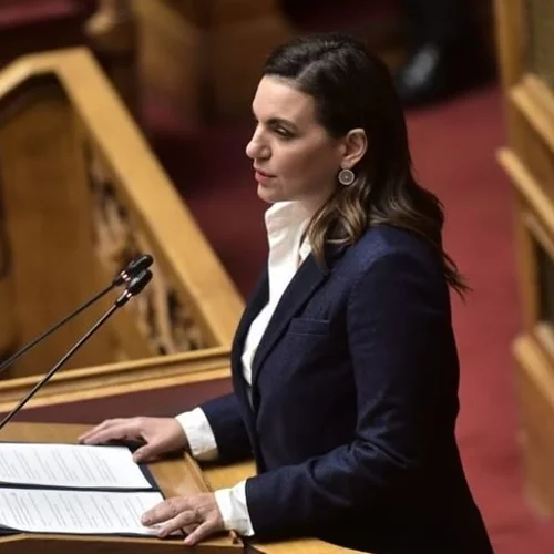 Όλγα Κεφαλογιάννη | Με τα δίδυμα παιδιά της μπροστά από το χριστουγεννιάτικο δέντρο του σπιτιού τους