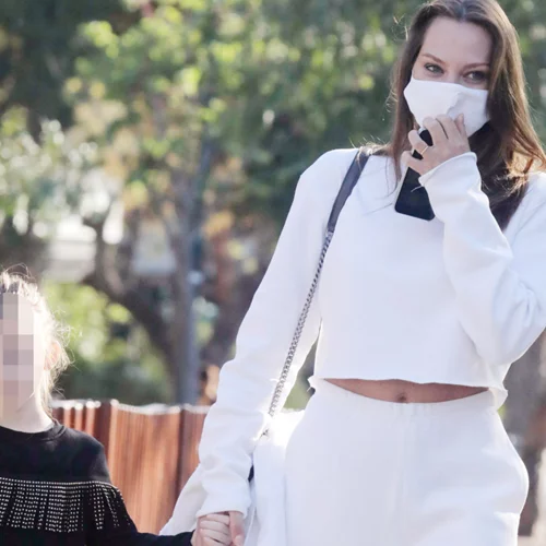 Υβόννη Μπόσνιακ | Με total while look σε βόλτα με τον Αντώνη Ρέμο και την κόρη τους