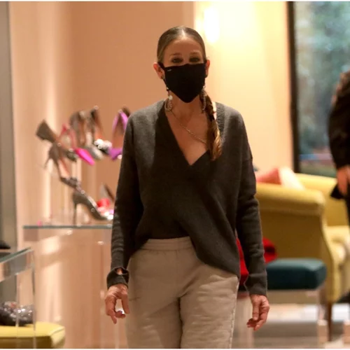 H Sarah Jessica Parker φόρεσε το παντελόνι φόρμας με Mary-Janes